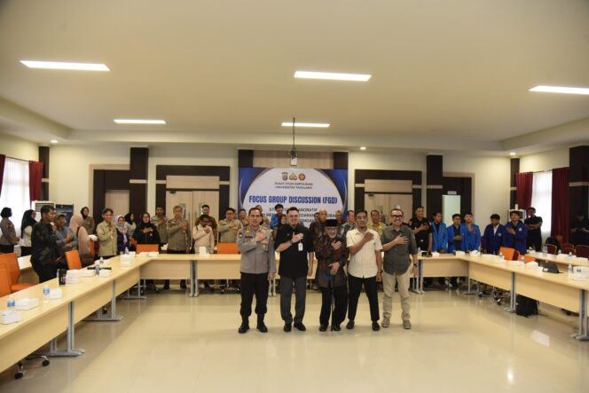 
					Foto bersama narasumber dan peserta FGD kolaborasi penanggulangan narkoba, di Untad. (Foto: Istimewa)