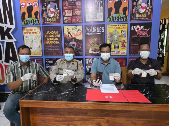 
					Kasatresnarkoba Polres Morut, AKP Ahmad Sadat (tengah) saat konferensi pers. (Foto: Istimewa)