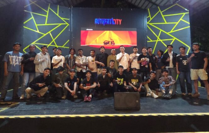 
					Refly Ahmad Bersama Pemuda Kecamatan Kinovaro. (Foto: Istimewa)