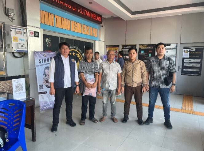 
					Penyerahan Dua Tersangka Oleh Polda Sulteng Kepada Kejaksaan Negeri Palu Atas Kasus Penipuan Lahan Sawit. (Foto: Istimewa)