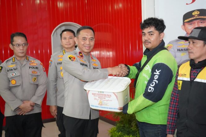 
					Kapolda Sulteng Memberikan Bantuan Kepada Ojol Dalam Kegiatan bakti kesehatan yang dilaksanakan secara serentak tersebut merupakan bagian dari rangkaian peringatan Hari Bhayangkara ke-80. (Foto: Istimewa)