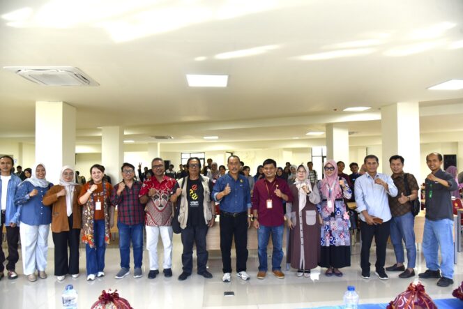 
					Wakil Rektor Bidang Kemahasiswaan dan Alumni Untad Dr. Ir. Sagaf Djalalembah, M.P. Berfoto Bersama Peserta dan Dewan Juri Lomba Peksima Tahun 2026. (Foto: Istimewa)