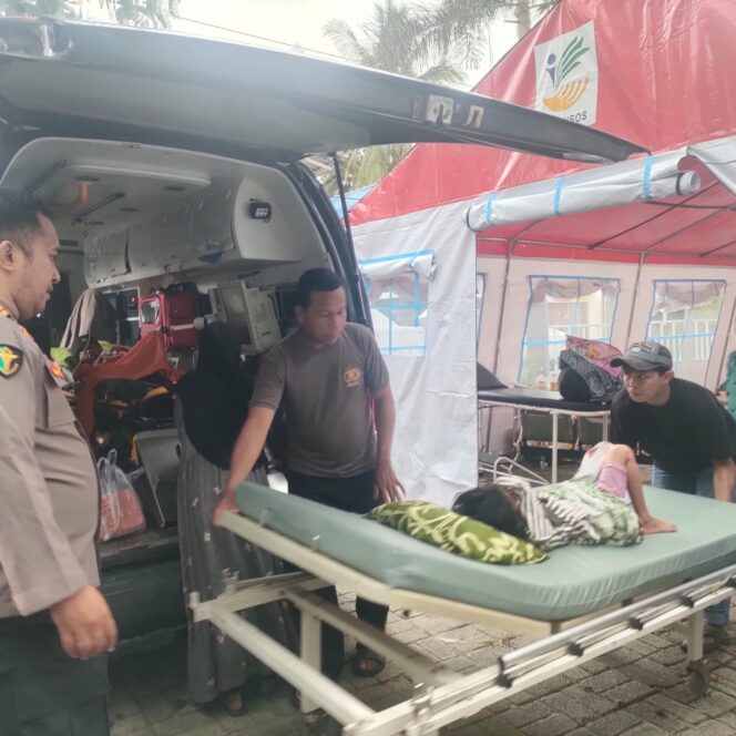 
					Polda Sulteng melalui Direktorat Samapta (Ditsamapta) bersama tim kesehatan dengan membantu proses evakuasi dan rujukan dua anak yang mengalami sakit di Desa Kamarora, Kecamatan Nokilalaki, Kabupaten Sigi. (Foto: Istimewa)