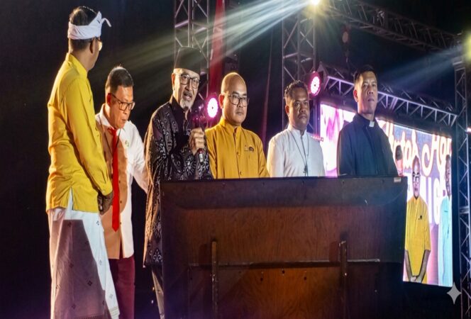 
					Ketua Forum Kerukunan Umat Beragama (FKUB) Sulawesi Tengah (Sulteng), Prof. Dr. KH. Zainal Abidin, M.Ag., memimpin doa bersama lintas agama yang dihadiri ribuan masyarakat di Lapangan Imanuel Palu, (Foto: Istimewa)