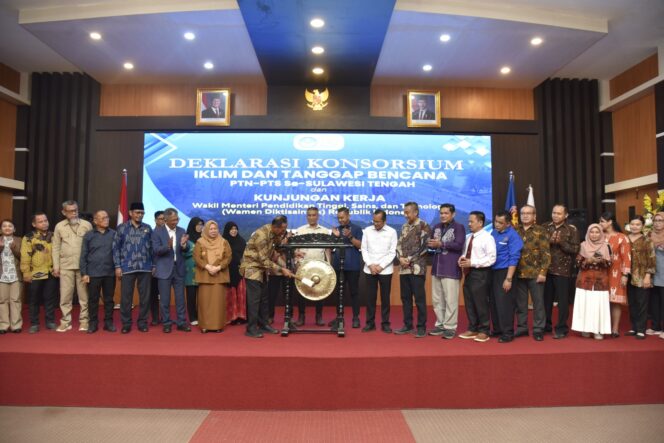 
					Wakil Menteri Pendidikan Tinggi, Sains, dan Teknologi (Wamen Diktisaintek) RI, Prof. Dr. Fauzan, M.Pd., mendeklarasikan Konsorsium Iklim dan Tanggap Bencana Perguruan Tinggi Negeri dan Perguruan Tinggi Swasta se-Sulawesi Tengah di Auditorium Fakultas Kedokteran Universitas Tadulako (Untad). (Foto: Istimewa)