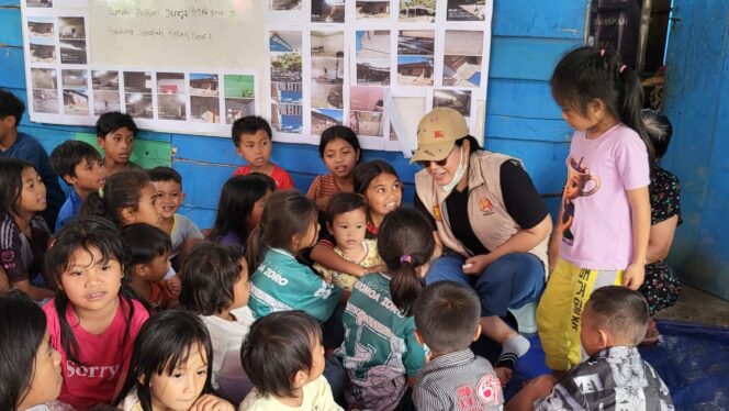 
					Pengurus Daerah Gerakan Kristiani Indonesia Raya (GEKIRA) Sulteng memberikan pendampingan trauma healing bagi anak-anak terdampak di Kecamatan Palolo dan Nokilalaki. (Foto: Istimewa)