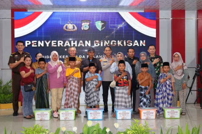 
					Kapolda Sulteng Brigjen. Pol. Nasri hadir langsung didampingi Ketua Bhayangkari Daerah Sulteng Ny. Linawati Nasri, para Pejabat Utama Polda Sulteng, Kapolres Sigi AKBP Kari Amsah Ritonga, Bupati Sigi Muhammad Rizal Intjenae, unsur Forkopimda. (Foto: Istimewa)