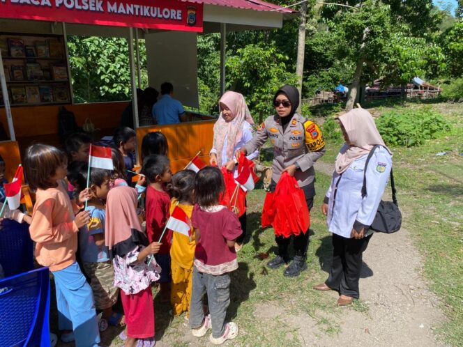 
					Kapolsek Mantikulore Iptu Andi Rampewali Meresmikan Rumah Baca Untuk Masyarakat Di Wilayah Uwentumbu. (Foto: Istimewa)