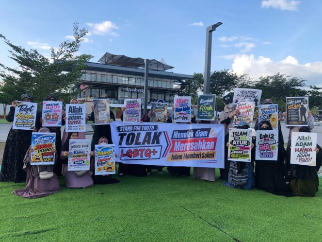 
					Sejumlah anak muda di Kota Palu menggelar aksi bertajuk Stand for Truth di kawasan Vatulemo. (Foto: Istimewa)