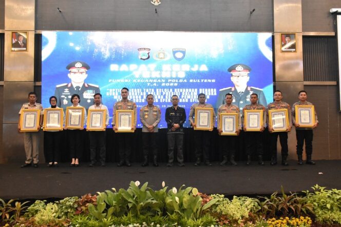 
					Kapolda Sulteng  Brigjen. Pol. Nasri, membuka secara resmi Rakernis Fungsi Keuangan Polda Sulteng Tahun Anggaran 2026 di Hotel Best Western Coco Palu. (Foto: Istimewa)