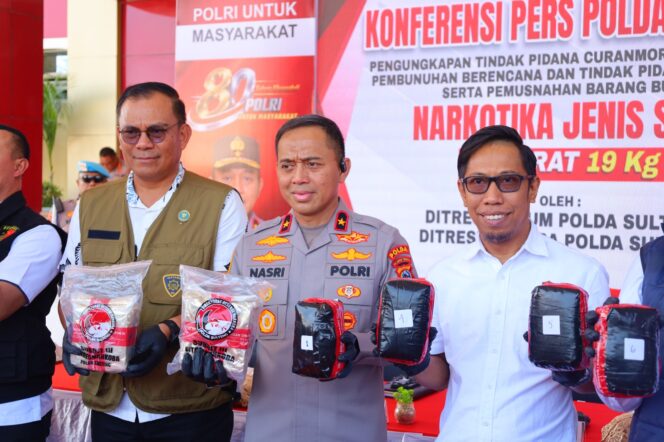 
					Kapolda Sulteng Brigjen. Pol. Nasri memusnahkan sekitar 19 kilogram barang bukti narkotika jenis sabu dalam konferensi pers pengungkapan kasus narkotika dan tindak kriminal yang digelar di Mapolda Sulteng, (Foto: Istimewa)