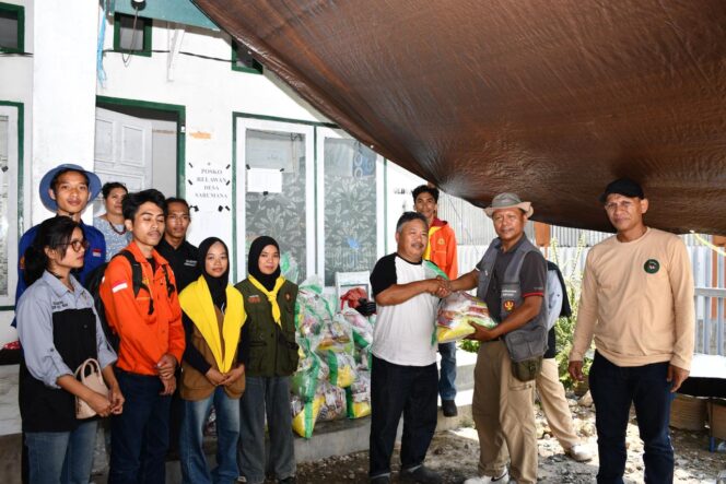 
					Drs. Samsumarlin, M.Si. Memberikan Bantuan Sembako Untad Peduli Kepada Warga Kabupaten Sigi Yang Terdampak Gempa. (Foto: Istimewa)
