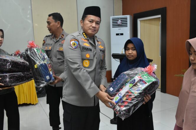 
					Irwasda Polda Sulteng Kombes. Pol. Purwanto Puji Sutan, Memberikan Bingkisan Kepada Anak Yatim Piatu. (Foto: Istimewa)