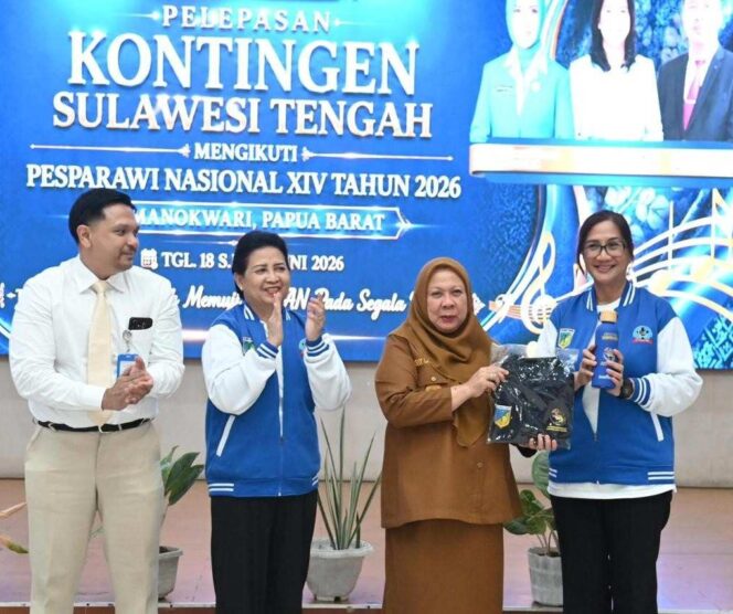 
					Wagub Sulteng, dr. Reny A. Lamadjido, Sp.PK., M.Kes., saat melepas rombongan Pesparawi Sulteng ke Manokwari, Papua Barat. (Foto: Istimewa)