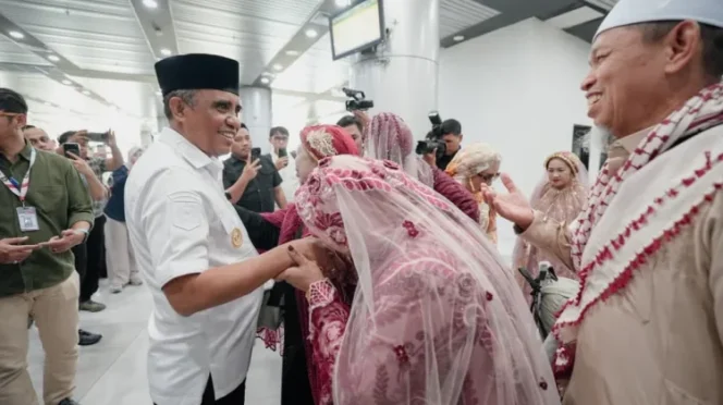 
					Gubernur Sulawesi Tengah (Sulteng), H. Anwar Hafid, menyambut kedatangan 175 jamaah haji asal Sulawesi Tengah yang tergabung dalam Kloter BPN-9 di Bandara Internasional Mutiara SIS Al-Jufri. (Foto: Istimewa)