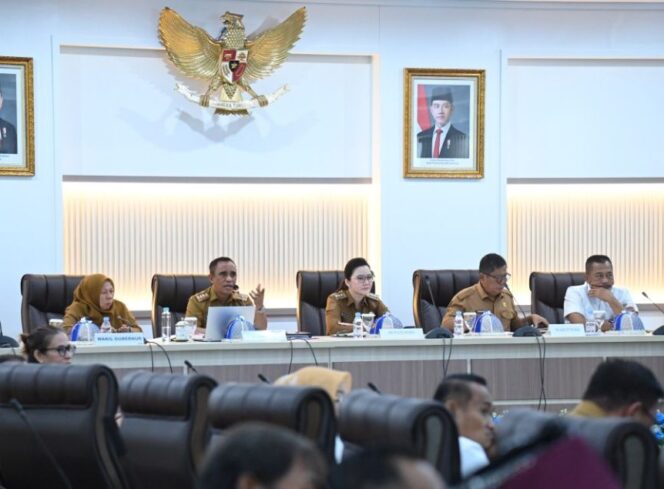 
					Gubernur Sulteng Dr. Anwar Hafid, M.Si. Membentuk Tim Terpadu Verifikasi dan Validasi Subjek Objek Lahan dalam mempercepat penyelesaian sengketa agraria antara masyarakat Lore Bersaudara dan Badan Bank Tanah di kawasan Lembah Napu, Kabupaten Poso. (Foto: Istimewa)