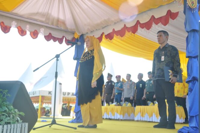 
					Wakil Gubernur Sulteng, dr. Reny A. Lamadjido, selaku inspektur upacara perayaan HUT ke-18 Kabupaten Sigi. (Foto: Istimewa)