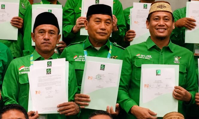 
					H. Nanang (kiri) Dilantik Menjadi Ketua DPC PKB Kota Palu. (Foto: Istimewa)