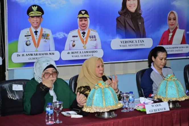 
					Wakil Gubernur Wagub Sulteng, dr. Reny A. Lamadjido, Sp.PK., M.Kes., mendampingi kunjungan kerja Wakil Menteri PPPA RI, Veronica Tan, di Kantor UPTD PPA Provinsi Sulteng, Jalan Kolonel Sugiono, Palu. (Foto: Istimewa)