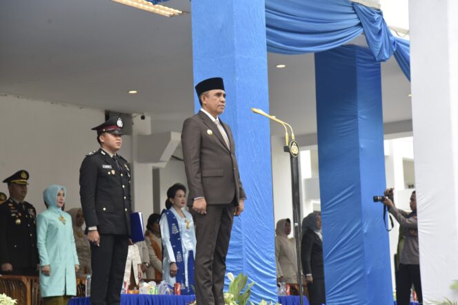 
					Gubernur Sulteng Dr. Anwar Hafid, M.Si. Menjadi Inspektur Upacara Pada Hari Bhayangkara Ke 80 Di Halaman Kantor Gubernur Sulteng. (Foto: Karama.id)