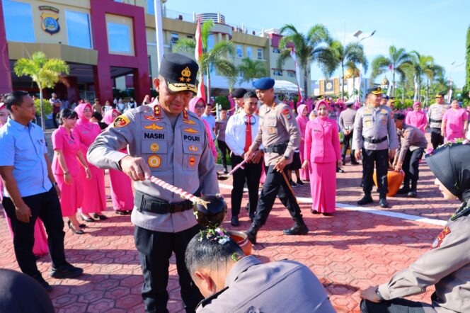
					Kapolda Sulteng irjen. Pol. Nasri, S.I.K., M.H. memimpin Upacara Laporan Kenaikan Pangkat Personel Polri periode 1 Juli 2026 serta Pegawai Negeri Sipil (PNS) Polri periode 1 Februari dan 1 April 2026 di Lapangan Apel Mapolda Sulteng. (Foto: Istimewa)