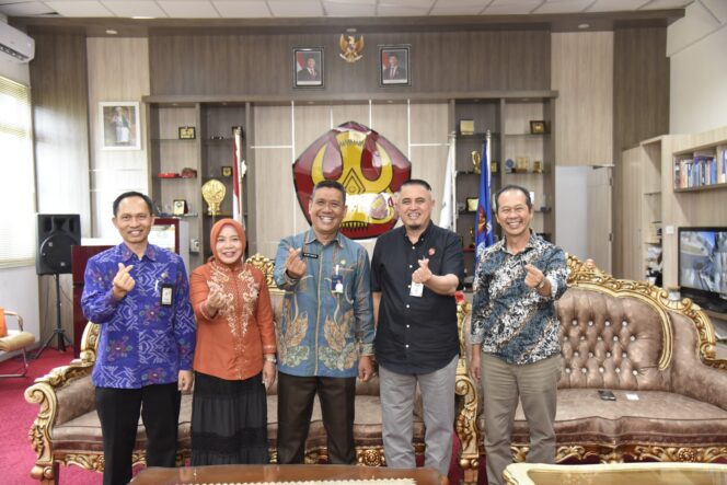
					Kepala Perwakilan BKKBN Sulteng, Nuryamin, S.STP., M.M., melakukan kunjungan ke Untad dan diterima Rektor Untad, Prof. Dr. Ir. Amar, S.T., M.T., IPU., ASEAN Eng., didampingi Wakil Rektor Bidang Keuangan dan Umum serta Dekan FKM Untad, di ruang kerja Rektor. (Foto: Istimewa)