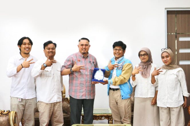 
					Rektor Untad, Prof. Dr. Ir. Amar, S.T., M.T., IPU., ASEAN Eng., saat menerima audiensi sekaligus sharing session bersama pengurus Gekrafs Kampus  Sulteng dan Gekrafs Kampus Untad di Ruang Rektor Untad. (Foto: Istimewa)