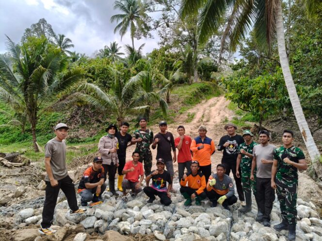
					Personel TNI, Polri, BPBD, Pemerintah Desa, dan Masyarakat Berhasil Menyelesaikan Pembangunan Akses Jembatan Darurat di Dusun III, Desa Lobu Mandiri, Kecamatan Parigi Barat. (Foto: Istimewa)