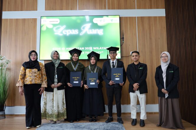 
					, Kepala UPA Pengembangan Karir dan Kewirausahaan Untad, Vita Yanti Fattah, S.E., M.Si., foto bersama perwakilan, Etos ID Palu dan Awarde Angkatan 2022, di Smart Room Fakultas Ekonomi dan Bisnis (FEB) Untad. (Foto: Istimewa)