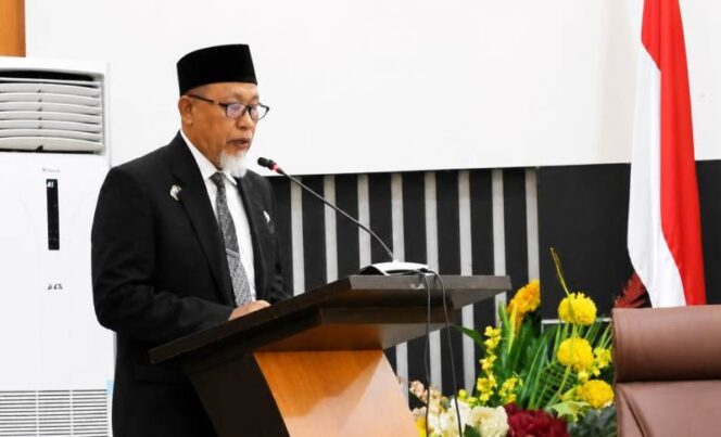 
					Asisten I Bidang Pemerintahan dan Kesejahteraan Rakyat Setda Kota Palu, Usman, S.H., M.H. Mewakili Wali Kota Palu, dalam Rapat Paripurna DPRD Kota Palu yang digelar di ruang sidang utama DPRD. (Foto: Istimewa)