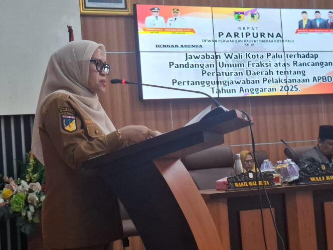 
					Sekretaris Daerah Kota Palu, Irmayanti Pettalolo, mewakili Wali Kota Palu dalam Rapat Paripurna DPRD Kota Palu yang berlangsung di ruang sidang utama DPRD. (Foto: Istimewa)