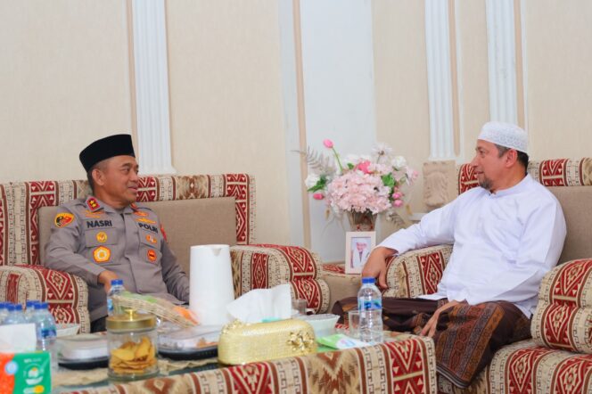
					Kapolda sulteng irjen pol. Nasri, Melakukan Kunjungan Silaturahmi Ke Kediaman Ketua Utama Alkhairaat, HS. Alwi bin Saggaf Aljufri, Di Jalan Sis Aljufri i, Kelurahan Siranindi, Kecamatan Palu Barat, Kota Palu. (Foto: Istimewa)