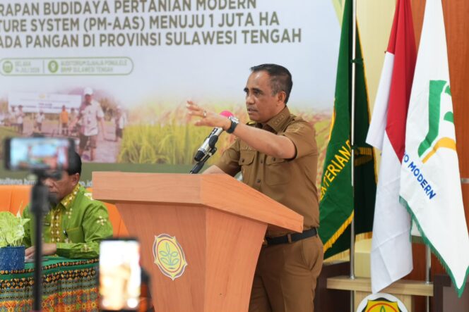 
					Gubernur Sulteng Dr. Anwar Hafid, M.Si disampaikan saat membuka Rapat Koordinasi Perluasan Penerapan Budidaya Padi Pertanian Modern (PMAAS) dan Program Strategis Kementerian Pertanian Tahun 2026 yang digelar di Balai Besar Penerapan Modernisasi Pertanian (BBPMP), Desa Maku, Kecamatan Dolo, Kabupaten Sigi. (Foto: Istimewa)