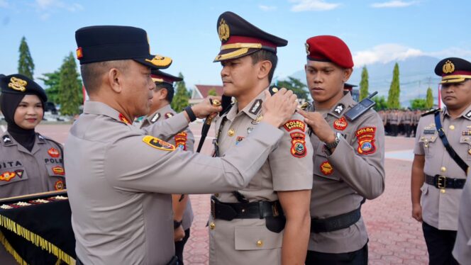 
					Kapolda Sulteng Irjen Pol. Nasri, S.I.K., M.H., memimpin upacara serah terima jabatan (sertijab) sejumlah Pejabat Utama (PJU) dan Kapolres di jajaran Polda Sulteng yang berlangsung di Lapangan Apel Mapolda Sulteng. (Foto: Istimewa)