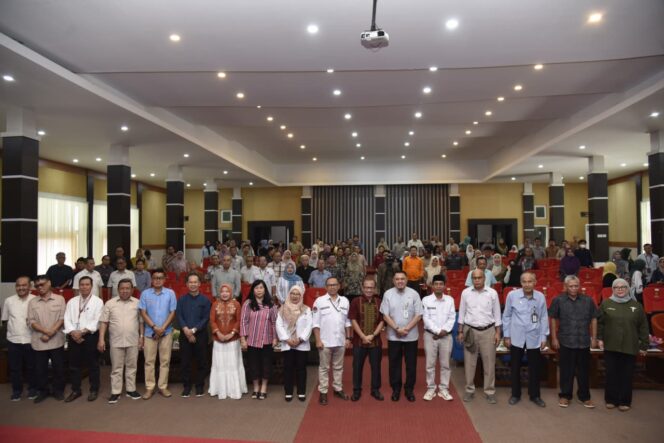 
					Foto Bersama Kegiatan PPID Untad Yang Menghadirkan Gede Narayana Wakil Ketua Komisi Informasi Pusat RI Di Untad. (Foto: Istimewa)