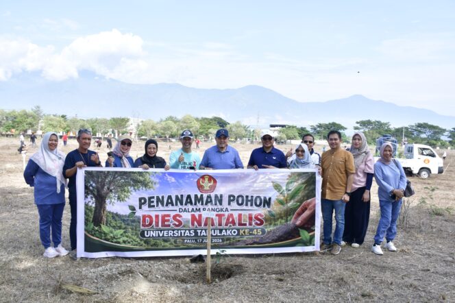 
					Rektor Untad Prof. Dr. Ir. Amar, S.T., M.T., IPU., ASEAN Eng. Bersama Wakil Rektor Bidang Keuangan dan Umum Prof. Dr. Ir. M. Rusydi, M.Si. Melakukan Penanaman Pohon Di Untad. (Foto: Istimewa)