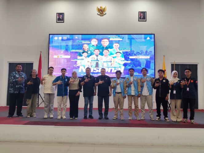 
					Rektor (Untad), Prof. Dr. Ir. Amar, S.T., M.T., IPU., ASEAN Eng., secara resmi membuka Seminar Nasional Ekonomi Kreatif yang digelar Gekrafs Kampus Sulteng di (FKIP) Untad. (Foto: Istimewa)