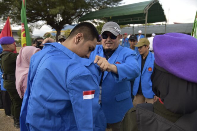 
					Rektor Untad, Prof. Dr. Ir. Amar, S.T., M.T., IPU., ASEAN Eng., Menyematkan Almamater Kepada Mahasiswa Baru Sebagai Tanda Di Mulainya PKKMB Tahun 2026. (Foto: Istimewa)