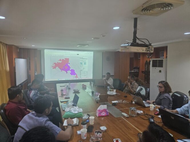 
					Ditjen Polpum Kemendagri, Febry Joko Arianto, saat audiensi dengan Satgas PKA Sulteng, di Sekretariat Satgas PKA Sulteng. (Foto: Istimewa) 