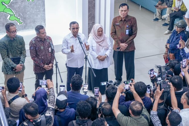 
					Gubernur Sulteng Dr. Anwar Hafid, M.Si., Bersama KPK, Kementerian Agraria dan Tata Ruang/Badan Pertanahan Nasional (ATR/BPN) Rapat Koordinasi Pencegahan Korupsi pada Pelayanan Publik Bidang Pertanahan yang digelar di Ruang Rapat Polibu, Kantor Gubernur Sulteng. (Foto: Istimewa)