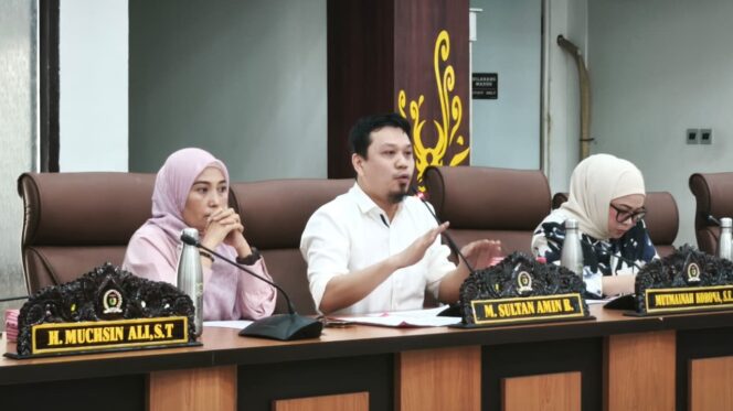 
					Ketua Bapemperda DPRD Kota Palu, Dr. Arif Miladi, S.Sos., M.Si., Memimpin Rapat propemperda DPRD Kota Palu, (Foto: Karama.id)