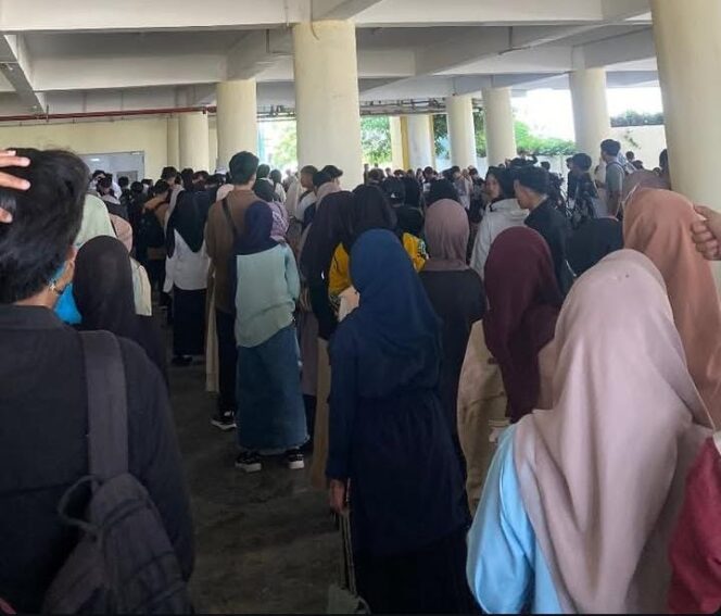 
					Ribuan Mahasiswa UIN Datokarama Palu Mengambil Almamater. (Foto: Istimewa)