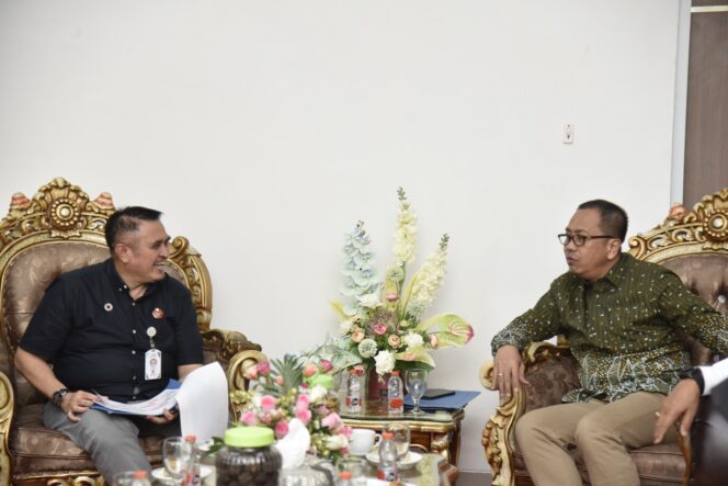 
					Rektor Untad, Prof. Dr. Ir. Amar, S.T., M.T., IPU., ASEAN Eng., Menerima Kunjungan Tenaga Ahli Kementrian ATR/BPN Dedi Noor Cahyanto Di Untad. (Foto: Istimewa)