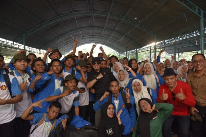 
					Rektor Untad Prof. Amar Berfoto Bersama Peserta PKKMB Di Fakultas. (Foto: Istimewa)