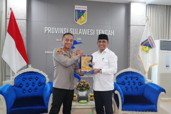 
					Kapolda Sulteng Menyerahkan Pl akat Kepada Gubernur Sulteng. (Foto: Istimewa)