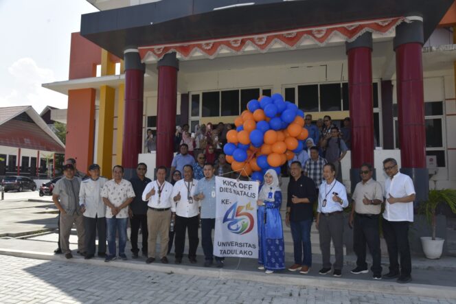 
					Rektor Untad Prof. Amar, S.T., M.T., IPU., ASEAN ENG. Melepas Balon Tanda Di Mulainya Pekan Akademik Dies Natalis Ke-45. (Foto: Istimewa)