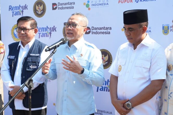 
					Menteri Koordinator Bidang Pangan, Zulkifli Hasan, Bersama Gubernur Sulteng, Dr. Anwar Hafid, M.Si. Melakukan Konfrensi Pers. (Foto: Istimewa)Menteri Koordinator Bidang Pangan, Zulkifli Hasan, Bersama Gubernur Sulteng, Dr. Anwar Hafid, M.Si. Melakukan Konfrensi Pers. (Foto: Istimewa)