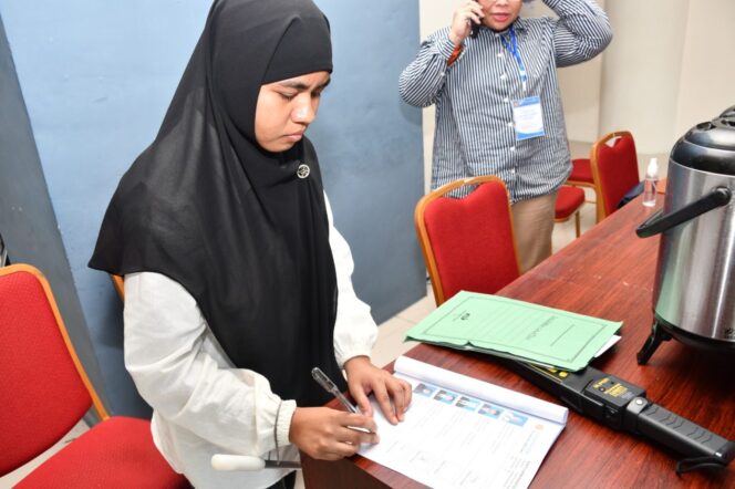 
					Peserta Penyandang Disabilitas Mengikuti Ujian Seleksi Mandiri Universitas Tadulako. (Foto Istimewa)