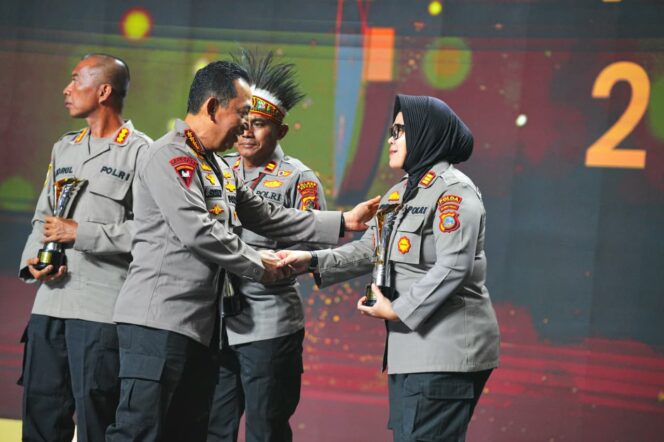 
					Personel Polda Sulawesi Tengah (Sulteng) kembali mengukir prestasi di tingkat nasional. AKP Siti Elminawati berhasil meraih Hoegeng Awards 2026 pada kategori Polisi Pelindung Perempuan dan Anak (Kelompok Rentan) dalam malam penganugerahan yang berlangsung di The Tribrata Darmawangsa, Jakarta Selatan. (Foto :Istimewa)