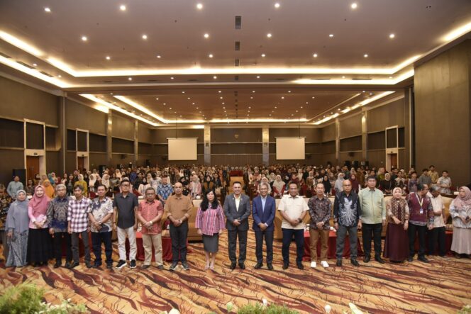 
					Rektor Untad, Prof. Dr. Ir. Amar, S.T., M.T., IPU., ASEAN Eng. Berfoto Bersama Mahasiswa Pascasarjana. (Foto: Istimewa)